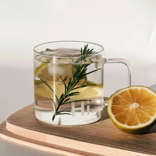 Lade das Bild in den Galerie-Viewer, Goldscherben Trinkglas Hi. mit Henkel