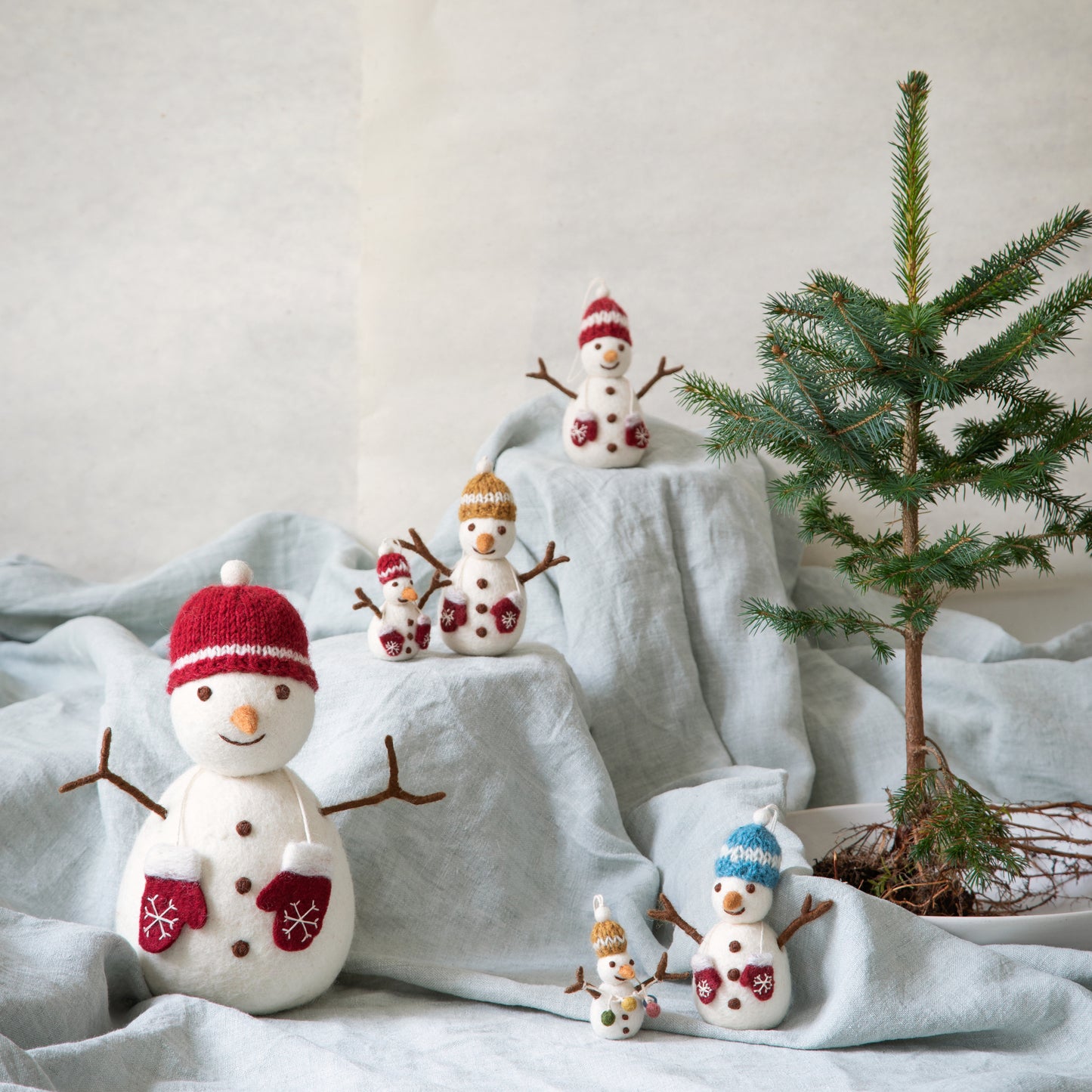 Gry & Sif Schneemann groß mit roter Mütze und Fäustlingen