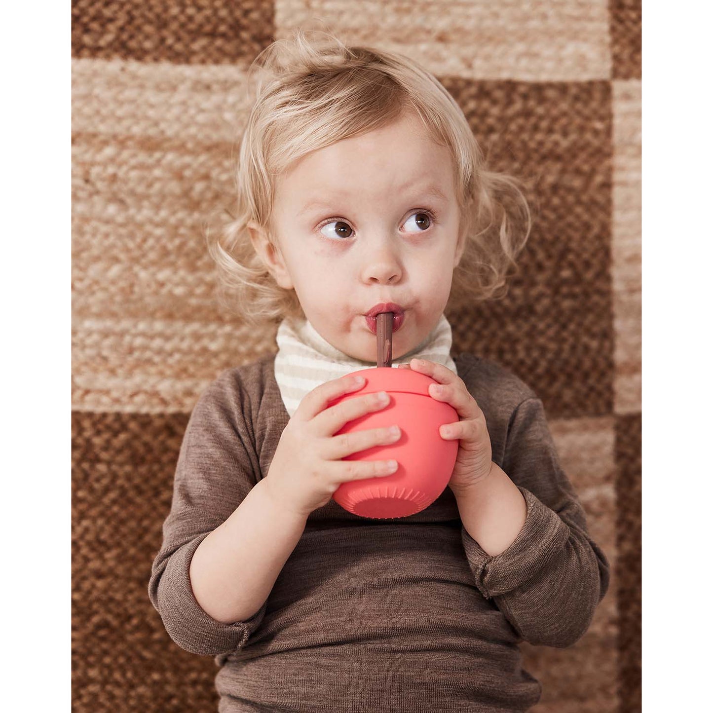OYOY Mini Silikon-Becher Apfel mit Trinkhalm rot