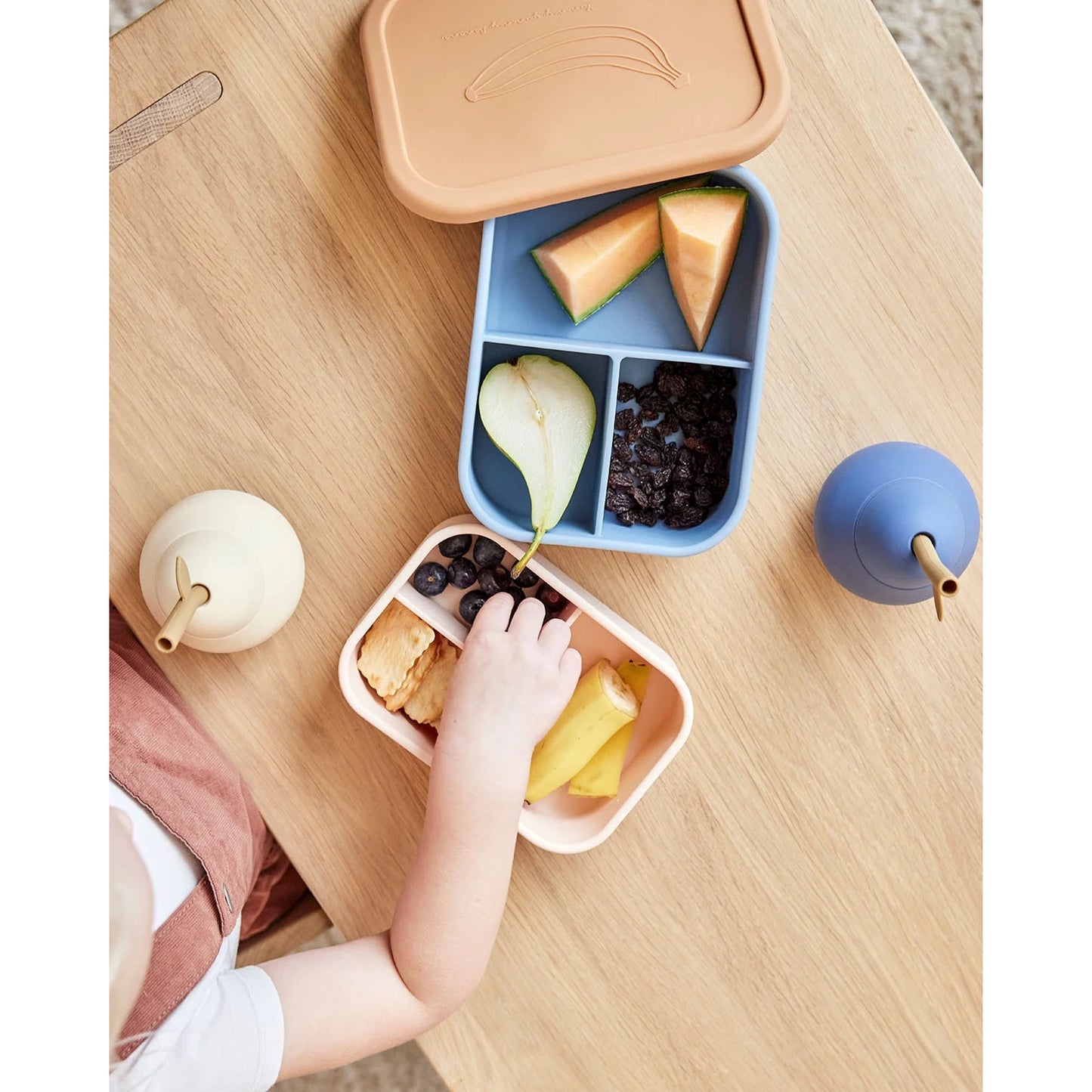 OYOY Mini Silikon-Becher Birne mit Trinkhalm blau