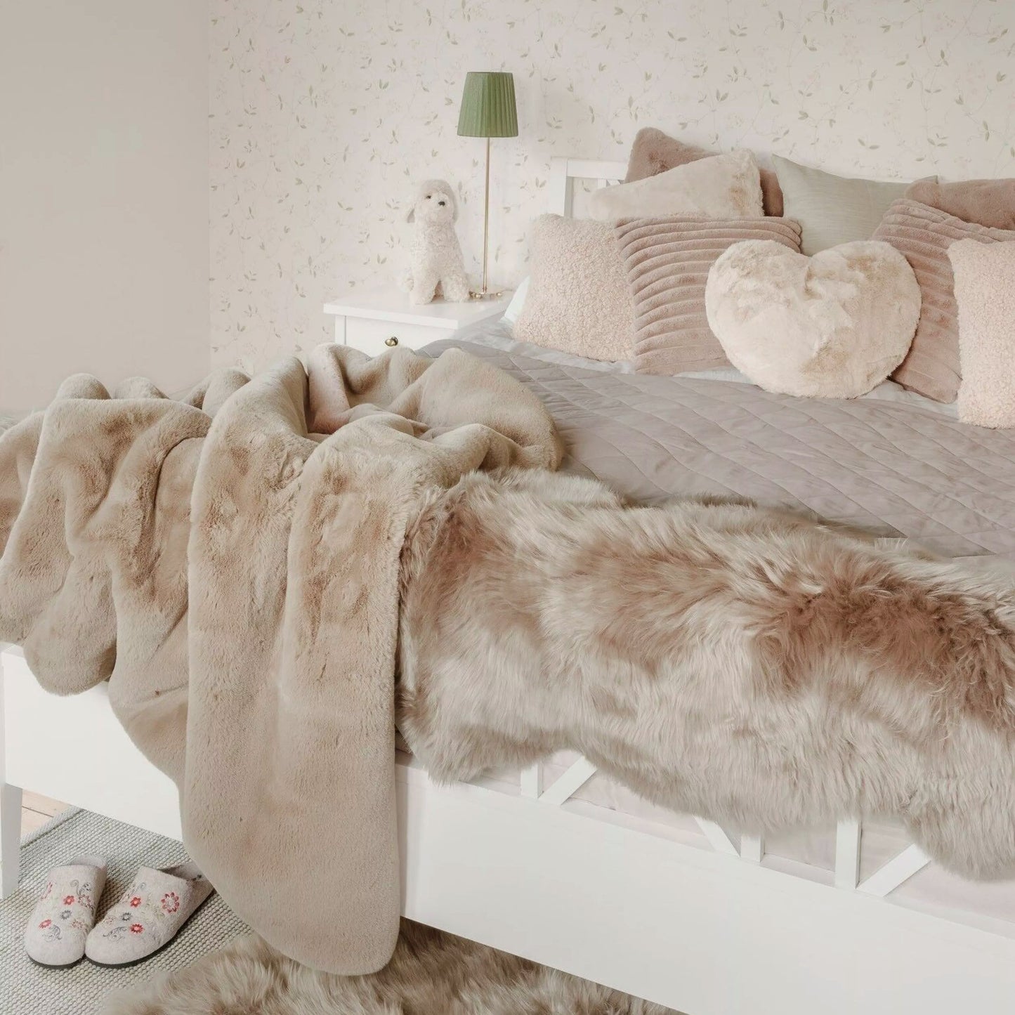 Skinnwille Home Fluffy Herzkissen 45×45 cm