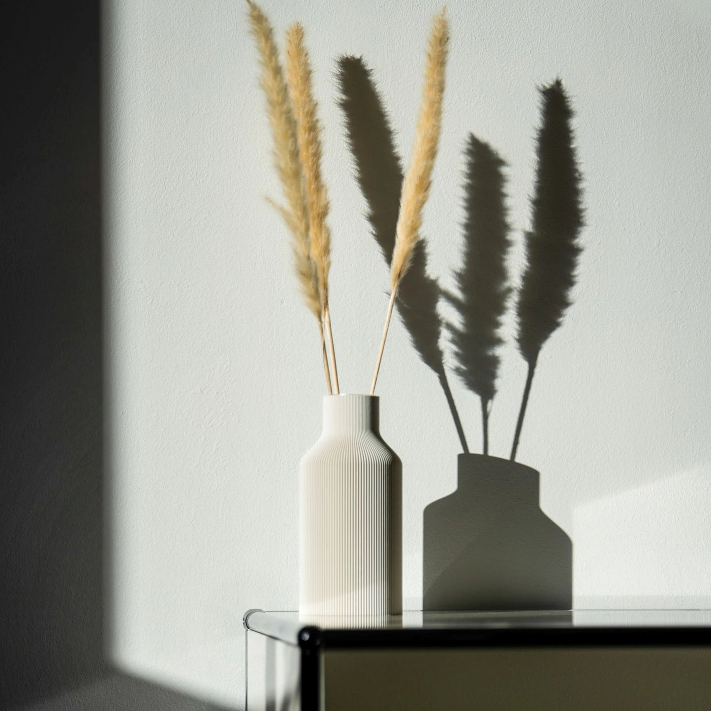 dennismaass. FLASCHE - VASE hellgrau 10x10x20 cm