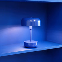 Lade das Bild in den Galerie-Viewer, Dyberg Larsen Haipot LED-Tischleuchte blau

