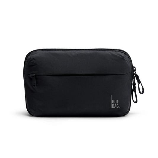 GOT BAG Commuter Tech Pouch monochrome in der Farbe Black – kleine, minimalistische Zubehörtasche mit Hauptmaterial aus recycelten Fischernetzen für Ladekabel und Zubehör