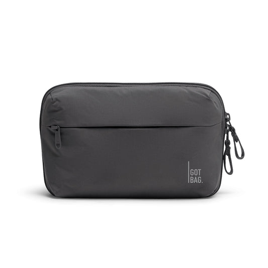 GOT BAG Commuter Tech Pouch monochrome in der Farbe Shark – kleine, minimalistische Zubehörtasche mit Hauptmaterial aus recycelten Fischernetzen für Ladekabel und Zubehör