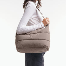 Lade das Bild in den Galerie-Viewer, GOT BAG Puffer Square Bag large monochrome oyster

