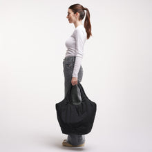 Lade das Bild in den Galerie-Viewer, GOT BAG Cloud Tote Bag monochrome black
