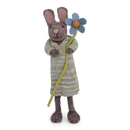 Gry & Sif Hase grau groß mit Kleid und blauer Anemone