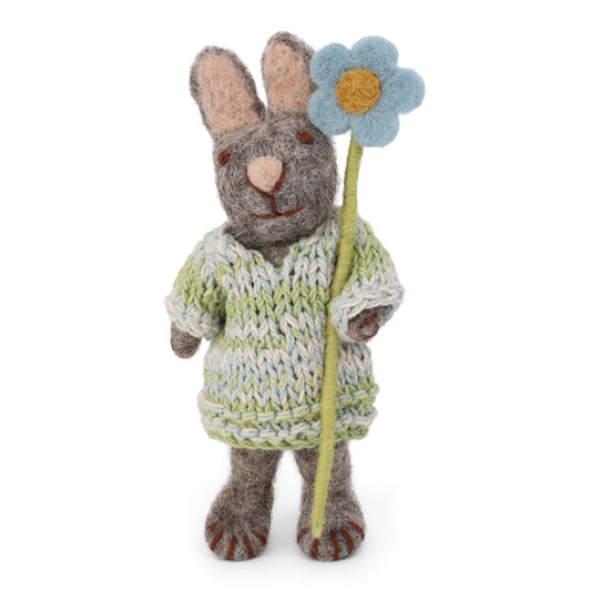 Gry & Sif Hase grau mit Kleid und blauer Anemone