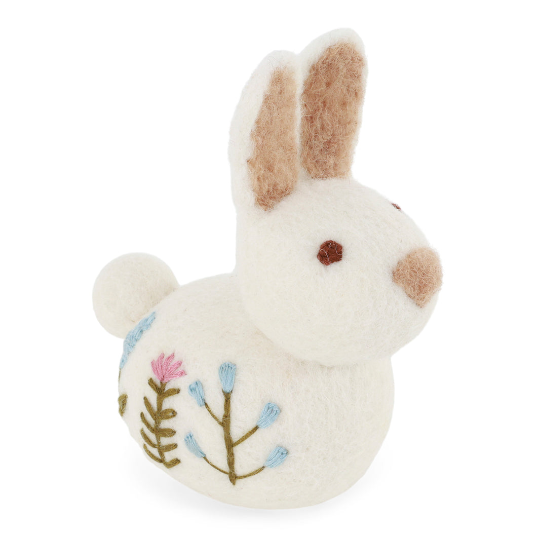 Gry & Sif Sitzender Hase mit gestickten Blumen weiß