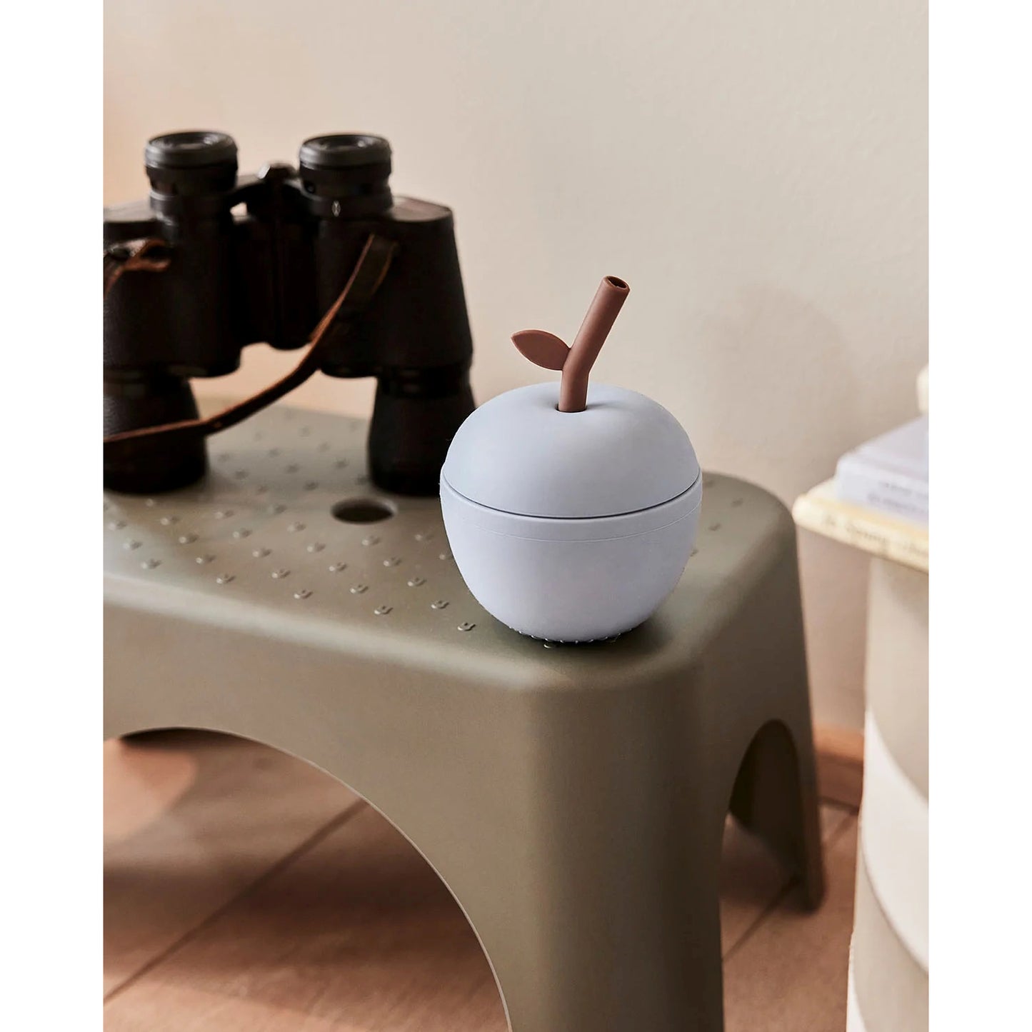 OYOY Mini Silikon-Becher Apfel mit Trinkhalm blau
