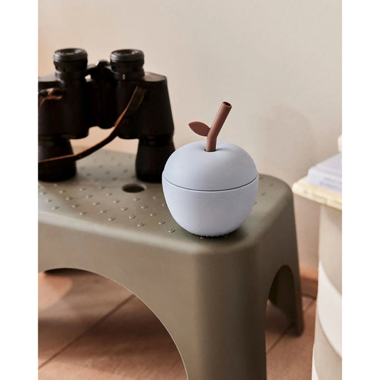 OYOY Mini Silikon-Becher Apfel mit Trinkhalm blau