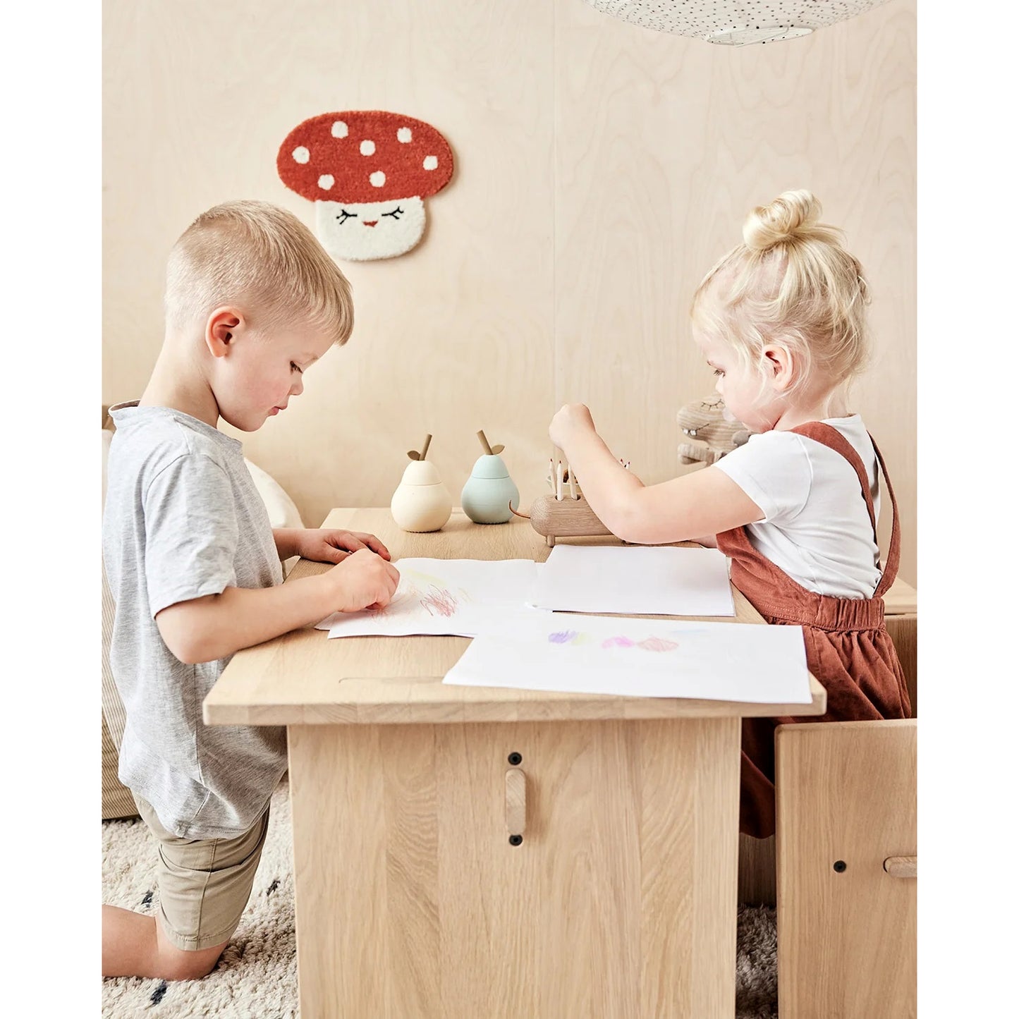 OYOY Mini Silikon-Becher Birne mit Trinkhalm vanille