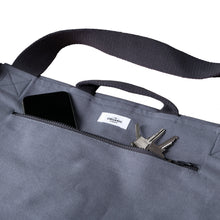 Lade das Bild in den Galerie-Viewer, The Organic Company Big Shoulder Bag Hayao - grey blue
