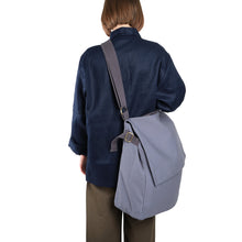 Lade das Bild in den Galerie-Viewer, The Organic Company Big Shoulder Bag Hayao - grey blue
