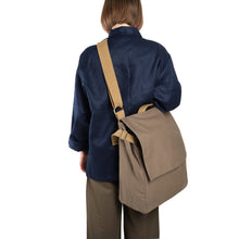 Lade das Bild in den Galerie-Viewer, The Organic Company Big Shoulder Bag Murakami - clay
