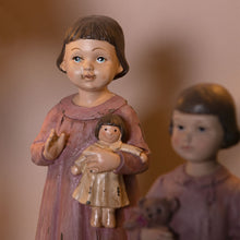 Lade das Bild in den Galerie-Viewer, Clayre &amp; Eef Mädchen mit Puppe 6PR1164
