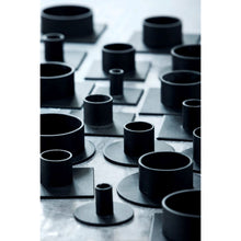 Lade das Bild in den Galerie-Viewer, Kunstindustrien Kerzenhalter The Circle schwarz für 13 mm Kerzen
