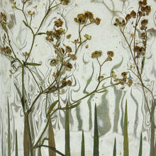 Lade das Bild in den Galerie-Viewer, Wikholm Form Windlicht mit Trockenblumen Ø10 cm
