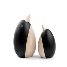 Lade das Bild in den Galerie-Viewer, Novoform Design Dekofigur Pinguin groß
